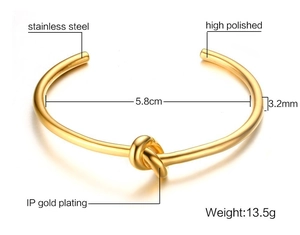 Dettaglio del bracciale a nodo in acciaio inossidabile dorato da 5,8 cm con finitura IP