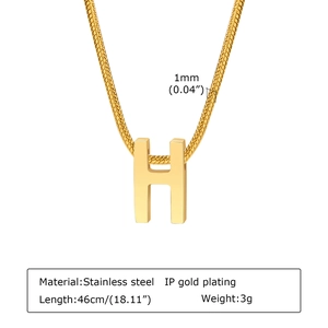 Detail der 1 mm goldplattierten Schlangenkette aus Edelstahl mit H-Buchstabenanhänger
