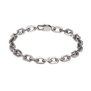 Minimalistisches Edelstahlarmband mit sechseckigen Gliedern und Karabiner auf Weiß