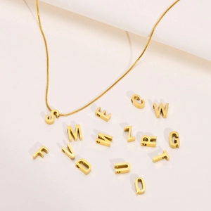 Collar de titanio dorado con varios colgantes de letras 3D intercambiables