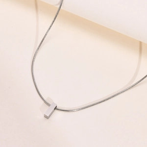 Detail der Schlangenkette aus Titanstahl mit elegantem rechteckigem Anhänger in Silber