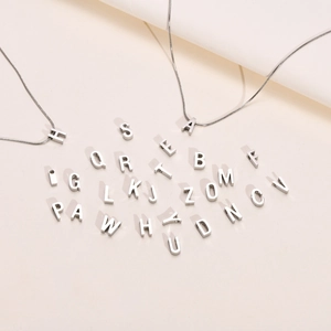 Minimalistische silberfarbene 26-Buchstaben-Halskette mit Schlangenkette für Damen