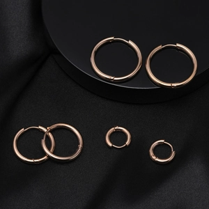 Varie dimensioni di orecchini a cerchio in acciaio inossidabile oro rosa su seta nera