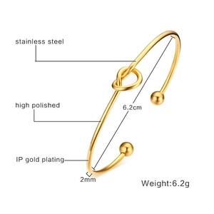 Dettaglio del bracciale a nodo dorato con diametro di 6,2 cm e acciaio inossidabile lucido