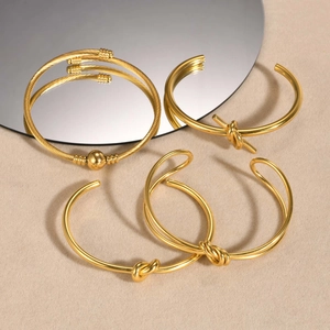 Bracciali rigidi a nodo dorati minimalisti da donna con riflesso a specchio elegante