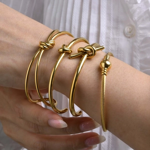 Set di quattro bracciali a nodo in acciaio inossidabile dorato e rigidi con sfere per donna