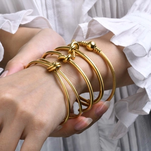 Set bracciali a nodo dorati con perle a spirale per donna, stile minimalista di moda