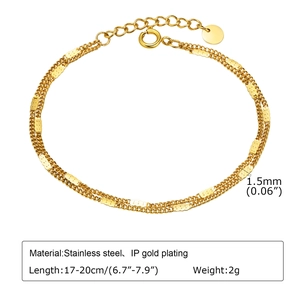 Detailweergave van de dubbellaagse gouden roestvrijstalen armband met 1,5 mm breedte