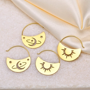 Orecchini a cerchio vintage dorati con motivi celesti traforati di sole, stelle e luna