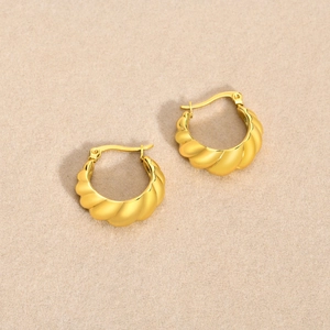 Boucles d'oreilles créoles torsadées plaquées or 18 carats avec texture spirale