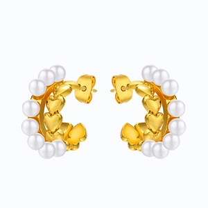 Boucles d'oreilles créoles dorées en C avec perles blanches et motifs de cœur