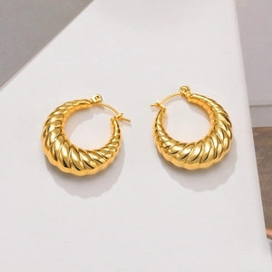 Minimalistische gedraaide gouden creolen met getextureerde metalen afwerking dames