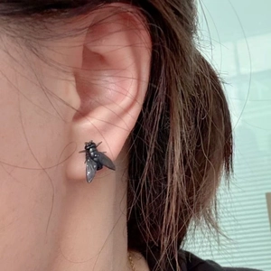 Boucles d'oreilles mouche réalistes pour femmes avec ailes détaillées et design insolite
