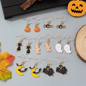 Lot de boucles d'oreilles Halloween avec citrouille araignée et fantôme sur décor bois