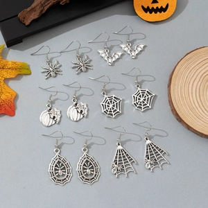 Λεπτομέρεια από 6 ζευγάρια σκουλαρίκια Halloween με αράχνες και νυχτερίδες σε φθινοπωρινό φόντο