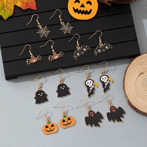 Détail d'un lot de 8 paires de boucles d'oreilles Halloween avec citrouille et fantôme