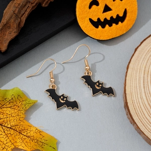 Boucles d'oreilles chauve-souris Halloween avec sourires dorés sur fond d'automne
