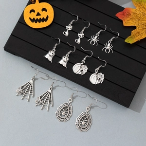 Λεπτομερές σετ ασημί σκουλαρίκια Halloween με σχέδια από γάτες, αράχνες και κολοκύθες