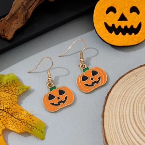 Boucles d'oreilles citrouille d'Halloween en émail orange avec crochets dorés sur décor