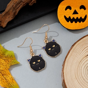 Vue détaillée des boucles d'oreilles chat noir d'Halloween avec crochets dorés