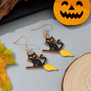 Détails des boucles d'oreilles chat noir d'Halloween sur balai avec finition émail