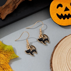 Gros plan de boucles d'oreilles chat noir avec crochets dorés et design de chat bondissant