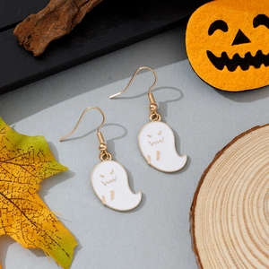 Détail de boucles d'oreilles fantômes blancs avec crochets dorés et décor d'Halloween