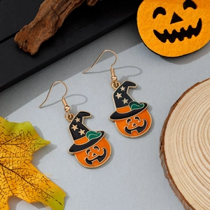 Détail de boucles d'oreilles citrouille d'Halloween avec chapeau de sorcier