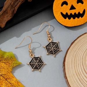 Détail de boucles d'oreilles toile d'araignée or et noir pour bijoux de fête d'Halloween