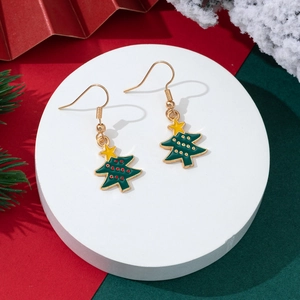 Details von Emaille-Weihnachtsbaum-Ohrhängern mit Goldsternen und festlichen Haken