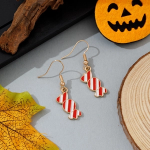 Détail de boucles d'oreilles bonbon d'Halloween avec émail rouge et blanc sur base dorée