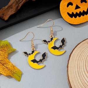 Détail de boucles d'oreilles Halloween avec croissant de lune, chauve-souris et décor
