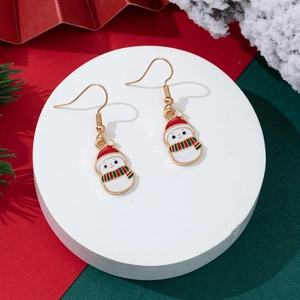 Detail von Weihnachts-Schneemann-Ohrringen mit rotem Schal und goldenen Ohrhaken