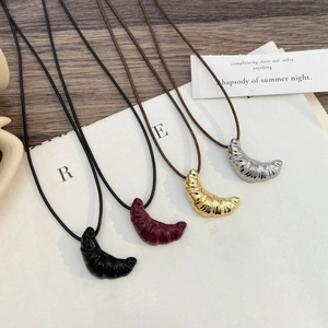 Collana con ciondolo a croissant minimalista in quattro colori con cordino in pelle