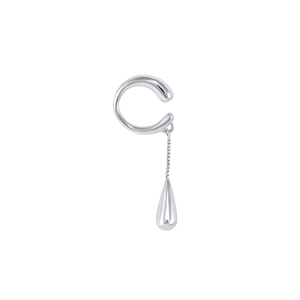 Détail d'un pendentif goutte d'argent avec chaîne à mailles sur clip d'oreille