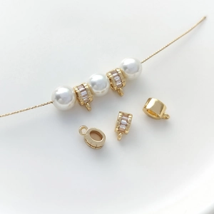 Détail d'un fermoir en or 14K plaqué avec zircone et perle pour création de colliers