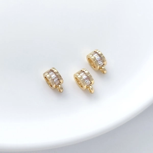 Détail de bélières en plaqué or 14K avec zircons pour la création de bijoux DIY