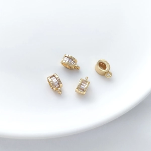 Gros plan de fermoirs en or 14 carats avec oxydes de zirconium baguette pour la joaillerie