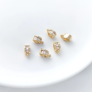 Vue détaillée de perles tubes plaquées or 14K avec pierres de zircone cubique baguette