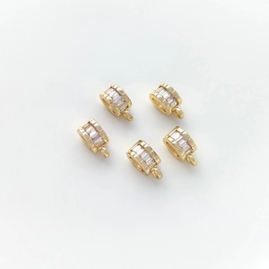 Vue détaillée de cinq bélières en plaqué or 14K avec zircons pour la création de bijoux DIY