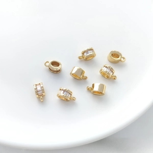 Vue macro d'attaches pendentifs plaquées or 14K avec zircons incrustés pour bijoux DIY