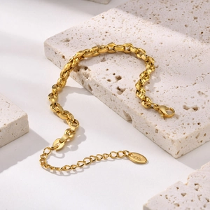 Bracciale a catena geometrica dorata con chiusura a moschettone e ciondolo K18