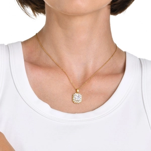 Dettaglio di una collana in oro 18 carati con pendente rettangolare in zircone su modella