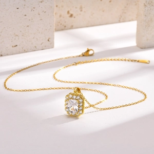 Dettaglio di una collana placcata oro 18K con zircone rettangolare e pietre lucenti
