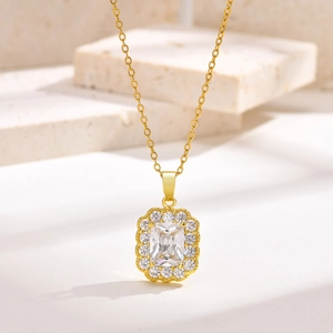 Collana scintillante in oro 18K con ciondolo in zircone taglio smeraldo per donna