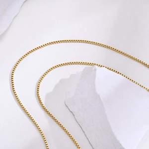 Collier chaîne boîte 2mm en acier titane plaqué or 18K poli sur décor pierre minimaliste