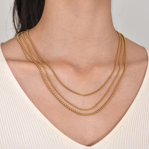 Collier à trois rangs en acier inoxydable doré avec chaîne box pour un style élégant