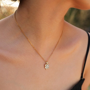Elegante collana a quadrifoglio dorata con ciondoli in zircone a cuore su catena fine