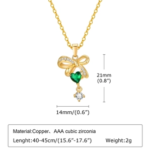 Detalle del colgante del collar dorado con circonita de corazón verde y dimensiones