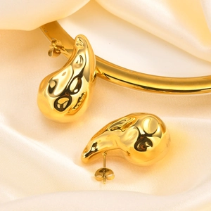 Conjunto de collar y pendientes de gota en acero inoxidable bañado en oro de 18K